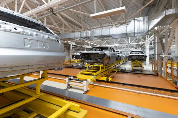 Araba cesetleri montaj hattında. Araba üretim fabrikası. Modern otomotiv endüstrisi. Yüksek teknoloji ürünü bir şirkette boyanmadan önce kontrol edilen bir araba.