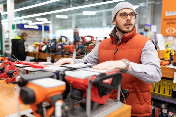 Bir adam bir bina ve malzeme dükkanından elektrikli bir planör seçer..