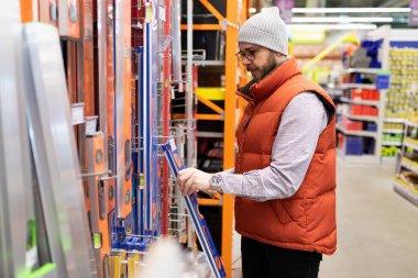 Alışveriş arabası müşterisi hipermarkete girdi.