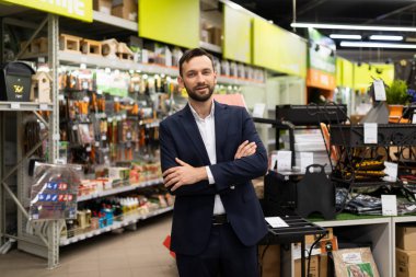 Piknik ve turizm mağazalarının dost canlısı müdürünün portresi.