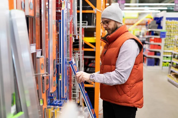 Alışveriş arabası müşterisi hipermarkete girdi.