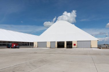 Yeni modern çiftlik çadırı.