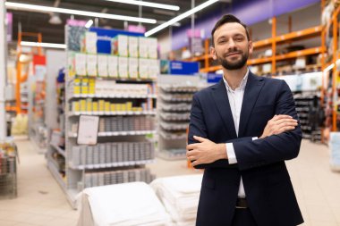 Takım elbiseli başarılı bir hırdavatçı portresi.