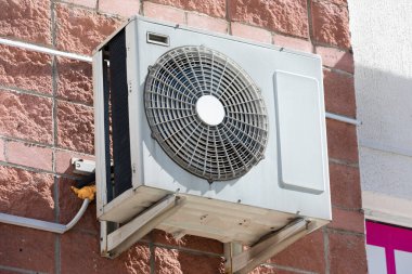 Havalandırma ünitesi. Merkezi bölünme sistemi binanın dışında asılı..