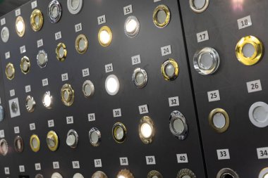 Showcase tavan ışıklarının fotoğrafları.