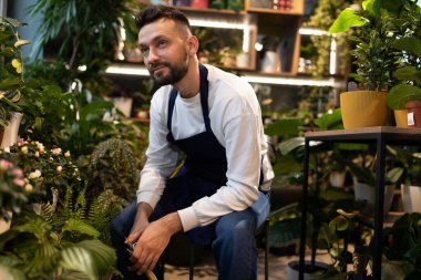 Yorgun ve yorucu bir günün ardından çiçekçi..