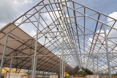 İnekler için yeni bir modern mandıra çiftliği inşa etmek.