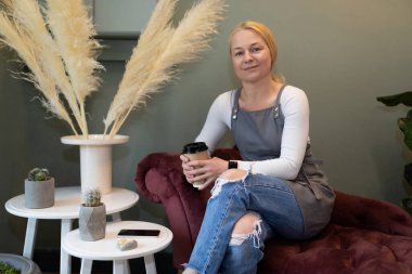 Çiçekçi yorucu bir işten sonra dinleniyor..