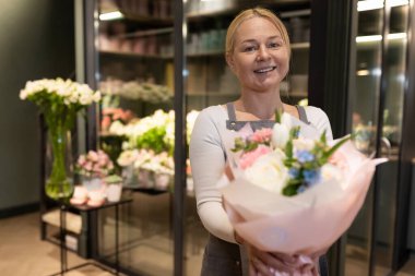 Taze çiçek buketlerinin üretimi ve teslimatı için hizmet.