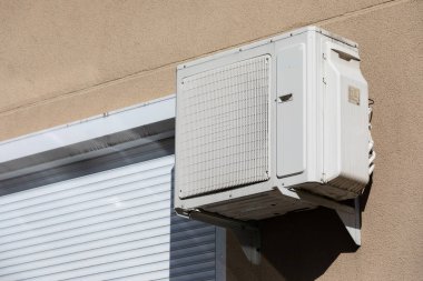 Klimanın klima bloğu binanın dışında asılı..