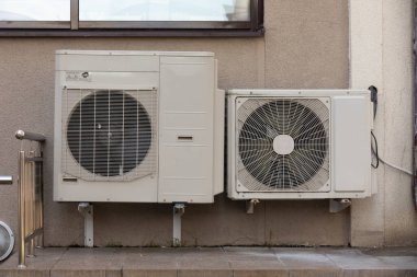 Isı dağılımı için binanın dışındaki duvara iki ünite klima asıldı..