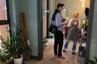 Deneyimli bir çiçekçi bir buket taze çiçek vermeden önce müşterinin ihtiyaçlarını belirler..