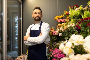 Buzdolabının içinde buketlerin yanındaki çiçekçinin portresi..