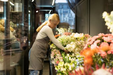 Ofis dekorasyonu ve alışveriş merkezleri. Taze çiçekler ve buketlerle..
