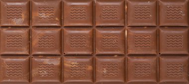 Doğal süt çikolatası eşit karelere bölünmüş..