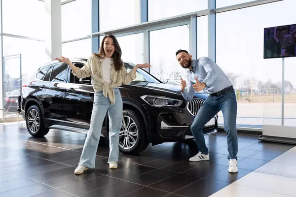 Mann Und Frau Inspizieren Ein Neues Auto Vor Dem Kauf Stockfoto