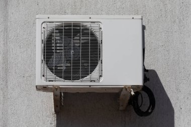 Bir binanın duvarında açık hava kliması var..