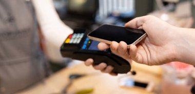 Kablosuz terminal üzerinden banka kartıyla ödeme.