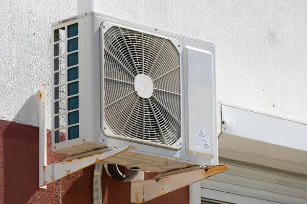 Binanın dışındaki eski havalandırma ünitesi..