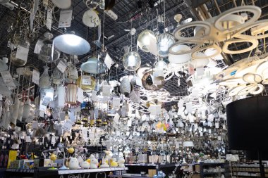 Lamba ve avize satan bir dükkanın içinde..