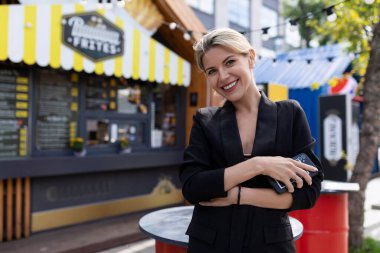 İş kadını bir kafe 'nin ev sahibesi olması onu ilgilendirmez..