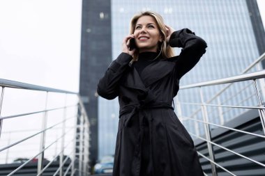 Başarılı bir kadın portresi orta yaşlı bir iş adamının başı bir ofis gökdeleninin arka planına karşı..