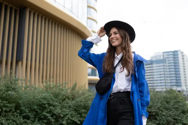 Mujer Joven Con Estilo Abrigo Azul Otoño Sombrero Negro Con —  Fotos de Stock
