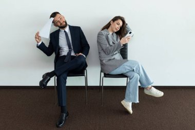 İş görüşmesi için başvuru bekleyenler.