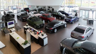 Minsk, Belarus - 20 Aralık 2021: Premium arabalı Audi araba galerisi, üst manzara, panoramik fotoğraf.