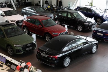 Minsk, Belarus - 20 Aralık 2021: Satıcının galerisinde geniş bir yelpazede Audi arabaları..