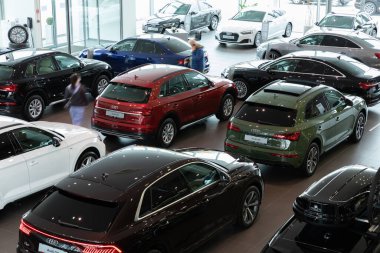 Minsk, Belarus - 20 Aralık 2021: Premium Audi arabaların geniş yelpazeli araba galerisi.