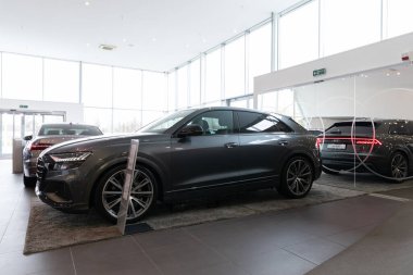 Minsk, Belarus - 20 Aralık 2021: Prestijli bir SUV Audi 'den Q8 modellerinin gri olduğu Prestijli bir otomobil galerisinde aynalı bir duvarın yanında.