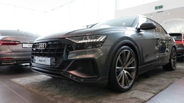 Minsk, Belarus - 20 Aralık 2021: Premium SUV Audi q8 galeride yakın çekim.