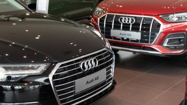Minsk, Belarus - 20 Aralık 2021: Ön planda Q5 ve Audi A6 sedanlı galeri galerisi Audi arabaları.