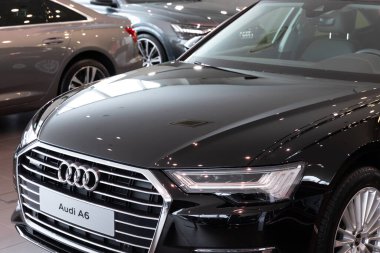 Minsk, Belarus - 20 Aralık 2021: Audi araba galerisi ön planda siyah A6 sedan.