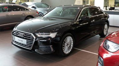 Minsk, Belarus - 20 Aralık 2021: Audi bayiliğinin galerisinde siyah yönetici sedan Audi A6