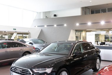Minsk, Belarus - 20 Aralık 2021 Audi bayiliğinin panoramik fotoğrafı