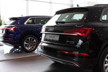 Minsk, Belarus - 20 Aralık 2021: Audi Q5 yakın çekim Audi bayiliğinin galerisinde.