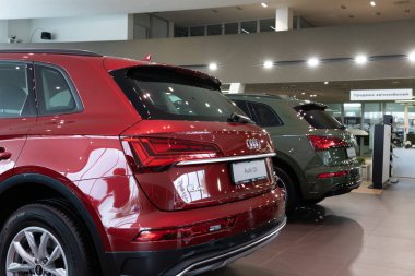 Minsk, Belarus - 20 Aralık 2021: Audi bayiliğinde yeni ve yeşil renkli prestijli SUV 'ler Q5 modelleridir.