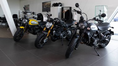 Minsk, Belarus - 20 Aralık 2021: Dağıtıcı motosiklet galerisinin galerisinde yeni Ducati marka motosikletler
