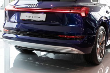 Minsk, Belarus - 20 Aralık 2021: Audi bayiliğinin galerisinin arkasındaki elektrikli araba Audi e-tron yakın plan..