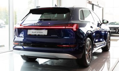 Minsk, Belarus - 20 Aralık 2021: Audi Showroom 'un galerisindeki krupiyenin arkasından yeni elektrikli araba Audi e-tron yakın plan.