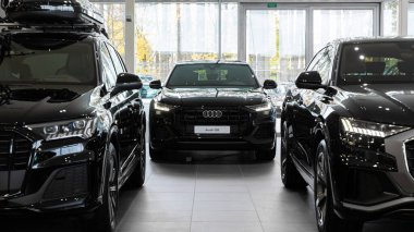 Minsk, Belarus - Ocak 05, 2022: Audi araba galerisinin içi üç adet siyah pahalı SUV ve farları açık..