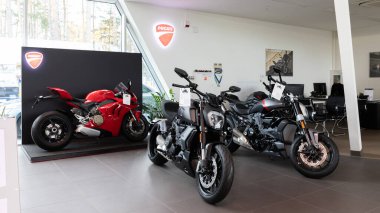 Minsk, Belarus - Ocak 05, 2022: Ducati motosikletlerinin satışı için resmi bayiliğin içi.
