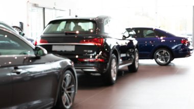 Premium SUV satan bayi, arka plan için alan derinliği ile bulanık fotoğraf.