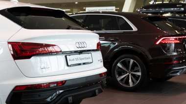 Minsk, Belarus - Ocak 05, 2022: Yeni arabaları Q5 ve Q8 SUV olan Audi araba satıcısı.