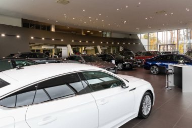 Minsk, Belarus - Ocak 05, 2022: geniş araba yelpazesine sahip Audi bayii galerisi.