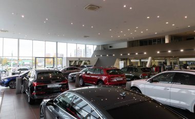 Minsk, Belarus - Ocak 05, 2022: Ön planda premium verileri olan Audi araba galerisi.