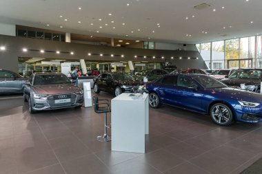 Minsk, Belarus - Ocak 05, 2022: Ön planda premium verileri olan Audi araba galerisi.
