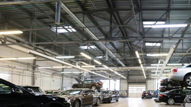 Minsk, Belarus - Ocak 05, 2022: Birçok araçla birlikte dahili hizmet atölyesi.